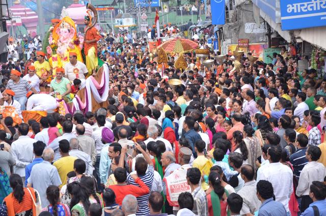 Devotees taking part in Lord Ganesha utsav visarjan yatra in Mandi on Saturday. (HT photo )