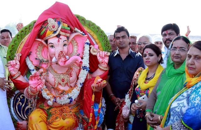 Sidh Data Sewa Society led a procession for Ganpati Visarjan at GT Road near Green Land School. (HT photo )