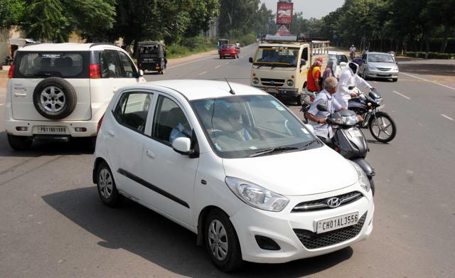 The traffic situation worsens during peak hours in morning and evening when traffic from Urban Estate and main road converges at the intersection. (Bharat Bhushan/HT Photo) The traffic situation worsens during peak hours in morning and evening when traffic from Urban Estate and main road converges at the intersection. (Bharat Bhushan/HT Photo)