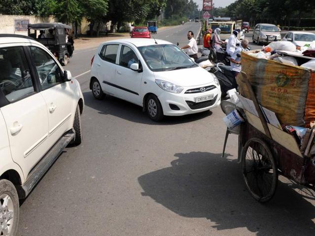 Chaos at the Urban Estate Chowk situated on the Rajpura road in Patiala on Saturday. (Bharat Bhushan/HT Photo) Chaos at the Urban Estate Chowk situated on the Rajpura road in Patiala on Saturday. (Bharat Bhushan/HT Photo)