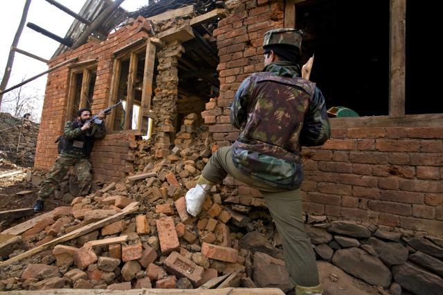 Indian soldiers take positions for the final assault during a gunfight with a suspected militant Abu Qital, an alleged commander of Lashkar-e-Toiba, in Ajas, some 54 kms north east of Srinagar, the summer capital of Indian Kashmir, 15 January 2008. (EPA/Altaf Qadri)