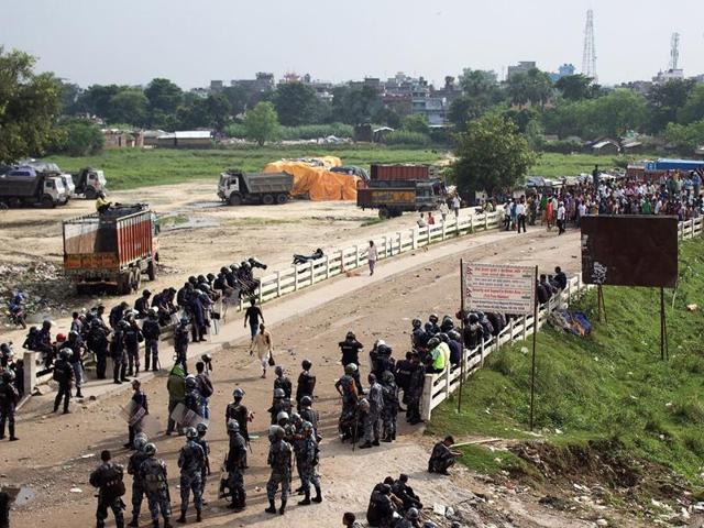 Nepalese security personnel and activists gather on a bridge close to the Nepal-India border at Birgunj some 90 kms south of Kathmandu. Hundreds of protesters blocked a major trading checkpoint between India and Nepal, cutting off vital supplies to the landlocked Himalayan nation. (AFP Photo) Nepalese security personnel and activists gather on a bridge close to the Nepal-India border at Birgunj some 90 kms south of Kathmandu. Hundreds of protesters blocked a major trading checkpoint between India and Nepal, cutting off vital supplies to the landlocked Himalayan nation. (AFP Photo)