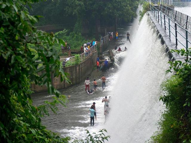 As heavy rains lashed Mumbai, one of the seven lakes that supply water to the city- the Powai Lake- over flowed. ((Photo: Prashant Waydande))