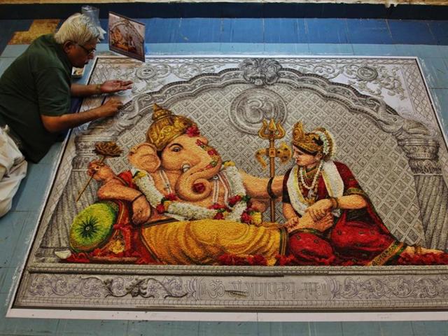 72-year-old Mulund artist Mohankumar Dodecha made a replica of Mandai Sharada Ganesh of Pune using about Sago (sabudana) grains at Mulund in Mumbai. ((Photo: Praful Gangurde))