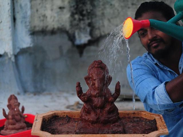 Eco-friendly: Commercial artist Dattadri Kothur Nagbhushan in Mumbai made a Ganesh idol out of seeds and red soil. (Anshuman Poyrekar/HT photo)