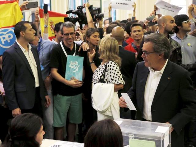 Catalan president Artur Mas (R) waits to cast his ballot in Catalonia's regional parliamentary election in Barcelona. (Reuters Photo) Catalan president Artur Mas (R) waits to cast his ballot in Catalonia's regional parliamentary election in Barcelona. (Reuters Photo)