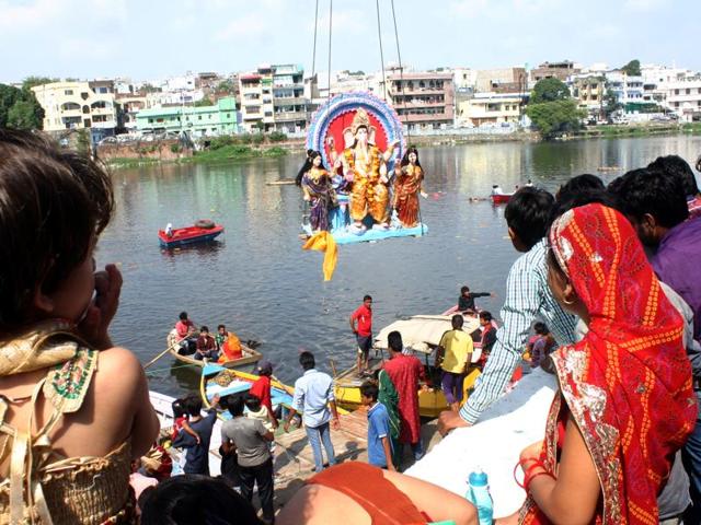 Residents watching the immersion of Lord Ganesha idol to mark the end of Ganesh Chaturthi in Bhopal. (Bidesh Manna/Ht Photo) Residents watching the immersion of Lord Ganesha idol to mark the end of Ganesh Chaturthi in Bhopal. (Bidesh Manna/Ht Photo)