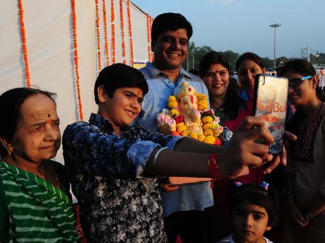 A family clicks a selfie with a Ganesha idol before immersion at Prempura Ghat in Bhopal. (Mujeeb Faruqui/ HT Photo) A family clicks a selfie with a Ganesha idol before immersion at Prempura Ghat in Bhopal. (Mujeeb Faruqui/ HT Photo)
