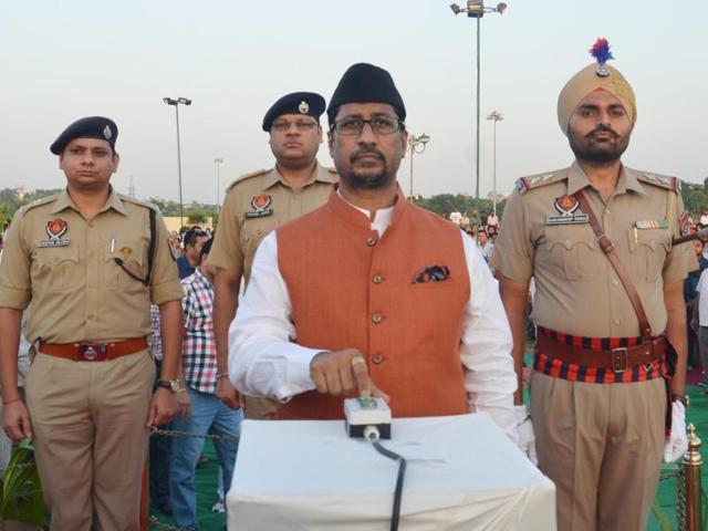 Local bodies minister Anil Joshi pushes a button to hoist the 170 feet high Tricolour electronically in Amritsar on Sunday. (Sameer Sehgal/HT Photo)