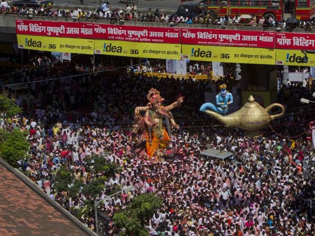 Ganesh Visarjan at Lalbaug, Mumbai on Sunday. (Kalpak Pathak/ HT Photo) Ganesh Visarjan at Lalbaug, Mumbai on Sunday. (Kalpak Pathak/ HT Photo)