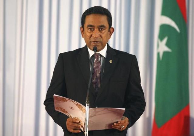 Officials carry an injured woman off the speed boat of Maldives President Abdulla Yameen after an explosion onboard, in Male, Maldives.(REUTERS) Officials carry an injured woman off the speed boat of Maldives President Abdulla Yameen after an explosion onboard, in Male, Maldives.(REUTERS)