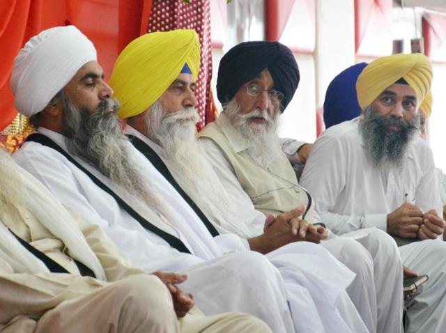 (From right) All India Sikh Students Federation president Karnail Singh Peer Mohammad, Shiromani Akali Dal (Amritsar) president Simranjit Singh Mann and Akali Dal Panch Pardhani leader Baldev Singh Sirsa at a conclave in Amritsar on Sunday. (Sameer Sehgal/HT) (From right) All India Sikh Students Federation president Karnail Singh Peer Mohammad, Shiromani Akali Dal (Amritsar) president Simranjit Singh Mann and Akali Dal Panch Pardhani leader Baldev Singh Sirsa at a conclave in Amritsar on Sunday. (Sameer Sehgal/HT)