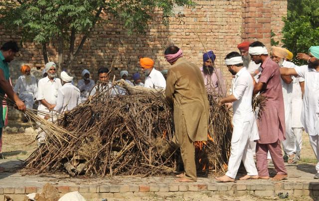 Cremation of farmer Kuldeep Singh, who commited suicide during a protest last week, in village Chughe Kalan in Bathinda on Monday. (Sanjeev Kumar/HT Photo) Cremation of farmer Kuldeep Singh, who commited suicide during a protest last week, in village Chughe Kalan in Bathinda on Monday. (Sanjeev Kumar/HT Photo)