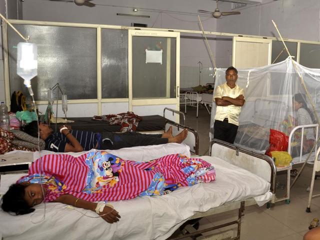 A dengue ward in a hospital in Ghaziabad. Delhi-NCR is grappling with dengue outbreak.(Sakib Ali /HT Photo) A dengue ward in a hospital in Ghaziabad. Delhi-NCR is grappling with dengue outbreak.(Sakib Ali /HT Photo)