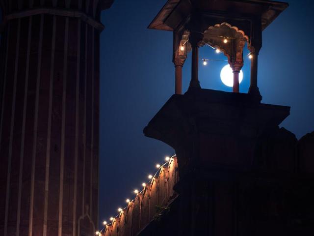 A full moon shines behind a tower of the Jama Masjid mosque in New Delhi on September 28, 2015. The moon will be at its closest orbital point to Earth, called perigee, while also in its brightest phase. (AFP Photo)