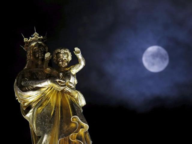 A supermoon rises in the sky above the Notre-Dame de la Garde basilica in Marseille, France, September 28, 2015. The rare event only occurs when Earth’s satellite is at a minimum distance from our planet. (REUTERS Photo)