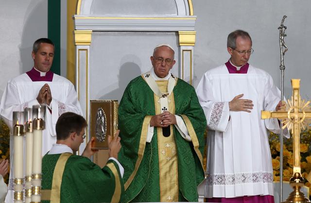Pope Francis (C) celebrates mass during the World Meeting of Families on September 27, 2015 in Philadelphia, Pennsylvania. Pope Francis wrapped up his United States tour with the World Meeting of Families Papal Mass during on the Benjamin Franklin Parkway. (AFP Photo) Pope Francis (C) celebrates mass during the World Meeting of Families on September 27, 2015 in Philadelphia, Pennsylvania. Pope Francis wrapped up his United States tour with the World Meeting of Families Papal Mass during on the Benjamin Franklin Parkway. (AFP Photo)