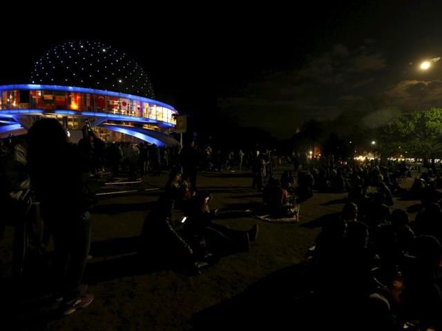 People gather near the Buenos Aires' planetarium to see the supermoon in Buenos Aires, Argentina, September 27, 2015. The rare celestial event last occurred in 1982. (REUTERS Photo)
