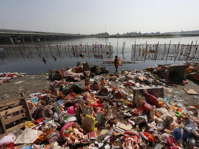 Broken Ganesh idols and the materials of pooja on the banks of the polluted Yamuna a day after Ganesh Chaturdashi in New Delhi. (Ravi Choudhary/ Hindustan Times)