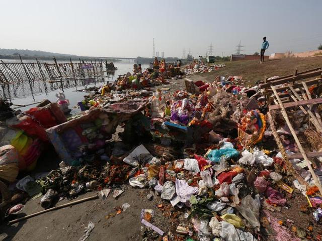 A polluted Yamuna after immersion of Ganesh idols after Ganesh Chatudashi, at Yamuna river in New Delhi on Monday. (Ravi Choudhary/ Hindustan Times)