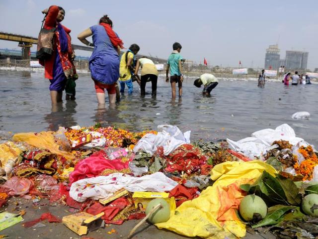 Flouting NGT's directions, devotees submerging Ganesh Idols and discarding ‘pooja samagri’ in polluted Yamuna river in Noida. (Sunil Ghosh / Hindustan Times)