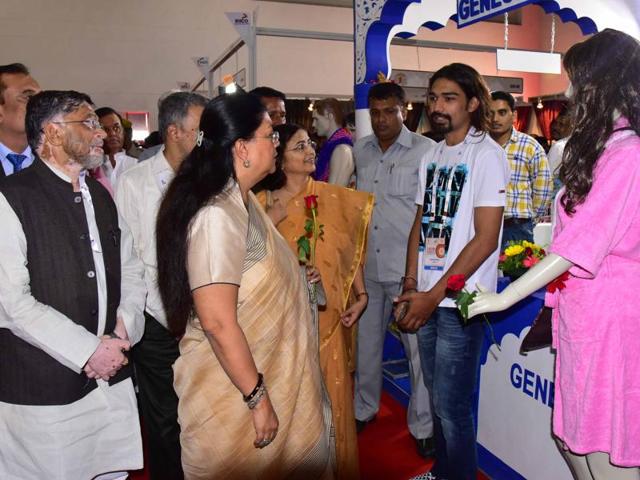 CM Vasundhara Raje and Union minister Santosh Sangwar interact with participants of Vastra 2015 in Sitapura on Monday. (Prabhakar Sharma/HT Photo) CM Vasundhara Raje and Union minister Santosh Sangwar interact with participants of Vastra 2015 in Sitapura on Monday. (Prabhakar Sharma/HT Photo)