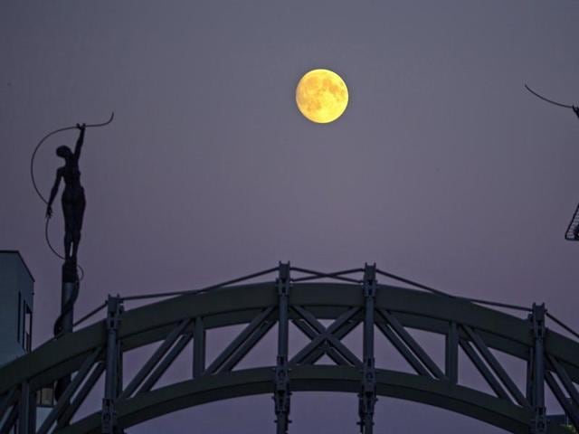 Statues are seen silhouetted against the moon in Brussels, Belgium September 26, 2015. On Saturday, a perigee moon coincided with a full moon creating a "supermoon" when it passed by the earth at its closest point. (REUTERS Photo)
