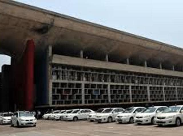 The Punjab and Haryana high court on Tuesday asked the Divya Jyoti Jagriti Sansthan (DJJS) to come forward and offer a solution on the deadlock over the last rites of Ashutosh, sect head of a Noormahal-based dera, who was declared clinically dead in January 2014. (HT Photo) The Punjab and Haryana high court on Tuesday asked the Divya Jyoti Jagriti Sansthan (DJJS) to come forward and offer a solution on the deadlock over the last rites of Ashutosh, sect head of a Noormahal-based dera, who was declared clinically dead in January 2014. (HT Photo)