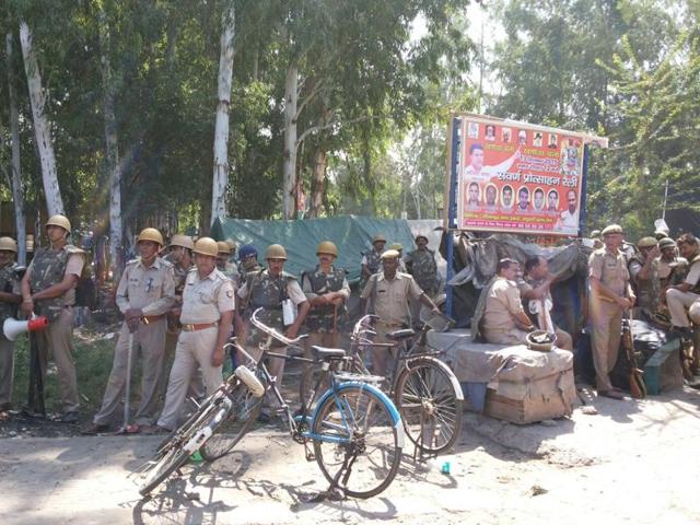 Some police officials, including deputy superintendent of police Anurag Singh, received minor injuries in the stone pelting incident.(HT photo)