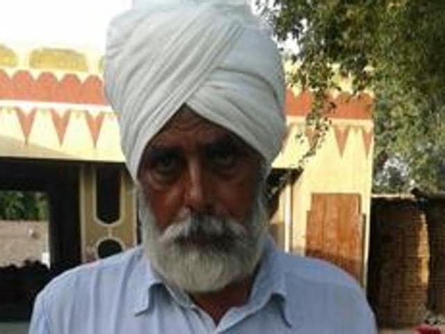 Farmer Jagtar Singh has received a Rs 50 cheque as compensation for loss to his cotton crops. (Sanjeev Kumar/HT) Farmer Jagtar Singh has received a Rs 50 cheque as compensation for loss to his cotton crops. (Sanjeev Kumar/HT)