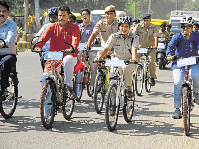 On Monday, JCP (traffic) Bharti Arora, deputy mayor Paraminder Kataria and councillor Mahesh Dayma cycled in Udyog Vihar along with Embarq India officials and others.(Parveen Kumar/HT photo)