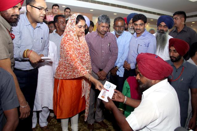 Union minister for Food Processing Harsimrat Kaur Badal distributes cheques under Pardhan Mantari Mudra Yojana in Bathinda. (HT Photo) Union minister for Food Processing Harsimrat Kaur Badal distributes cheques under Pardhan Mantari Mudra Yojana in Bathinda. (HT Photo)