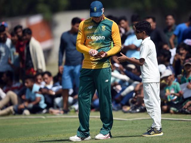 David Miller gives a fan an autograph while fielding near the boundary ropes. (AFP Photo) David Miller gives a fan an autograph while fielding near the boundary ropes. (AFP Photo)
