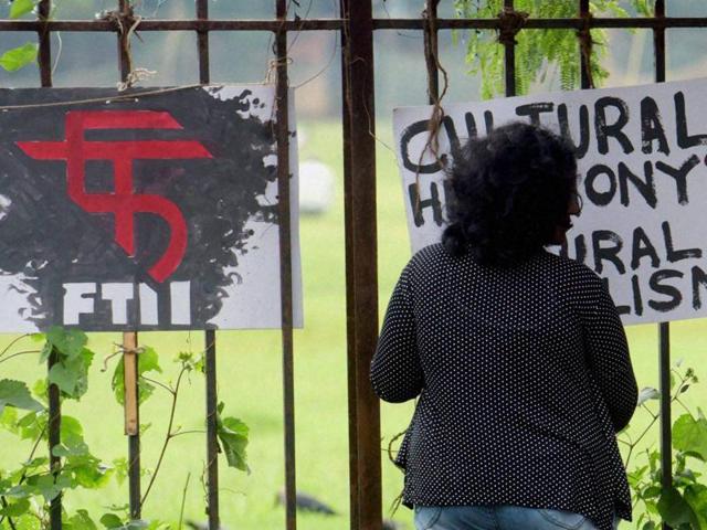 Students of the Film and Television Institute of India (FTII) putting up placards at Azad Maidan during their protest demanding removal of the institute chairman Gajendra Chauhan, in Mumbai.(PTI)