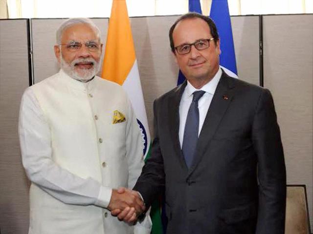 Prime Minister Narendra Modi shakes hands with France's President Francois Hollande in New York on Monday. (PTI) Prime Minister Narendra Modi shakes hands with France's President Francois Hollande in New York on Monday. (PTI)