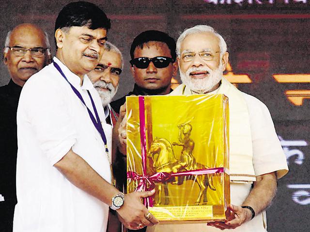 In this file photo BJP MP RK Singh receives a memento from Prime Minister Narendra Modi. Union minister Nitin Gadkari is also seen.(PTI) In this file photo BJP MP RK Singh receives a memento from Prime Minister Narendra Modi. Union minister Nitin Gadkari is also seen.(PTI)