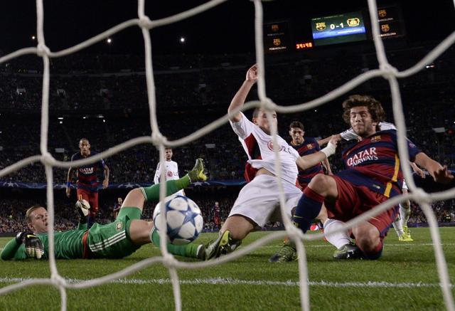 FC Barcelona midfielder Sergi Roberto, right, scores the team’s first goal against Bayer Leverkusen during the Uefa Champions League match at the Camp Nou stadium in Barcelona, on September 29, 2015. (AFP Photo) FC Barcelona midfielder Sergi Roberto, right, scores the team’s first goal against Bayer Leverkusen during the Uefa Champions League match at the Camp Nou stadium in Barcelona, on September 29, 2015. (AFP Photo)