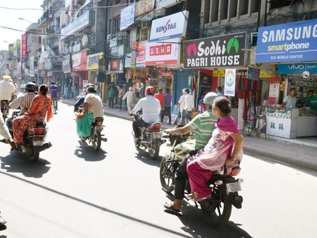 Amritsar witnessed complete normalcy despite bandh call given by Sikh radical groups. Security was beefed up in Amritsar as the radical Sikh groups had given call for Punjab Bandh against the Akal Takht ‘s decision of exonerating Dera Sacha Sauda chief Gurmeet Ram Rahim . (Sameer Sehgal / HT)