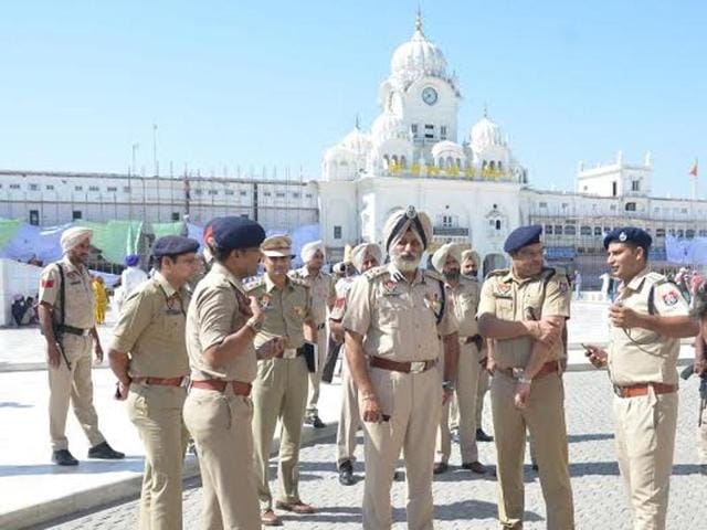 Police Commissioner Jatinder Singh Aulakh along with other officials checking security arrangements outside the Golden Temple in Amritsar on Wednesday. (Sameer Sehgal / HT)
