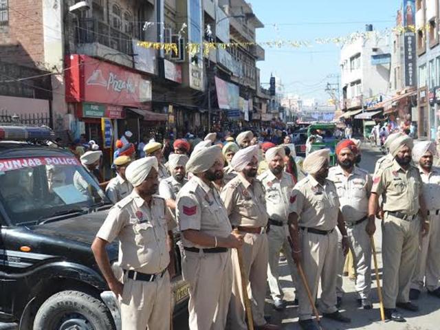Cops stand guard as security was beefed up in the city following bandh call given by Sikh radical groups. (Sameer Sehgal / HT)
