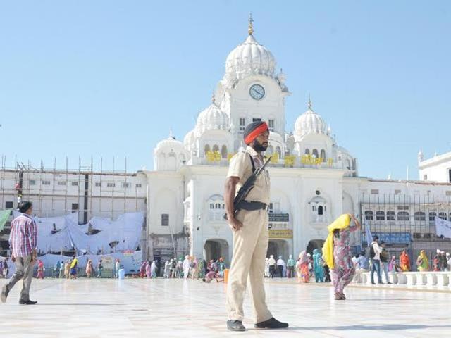 A police personnel stand guard outside the Golden Temple in Amritsar on Wednesday. (Sameer Sehgal / HT)