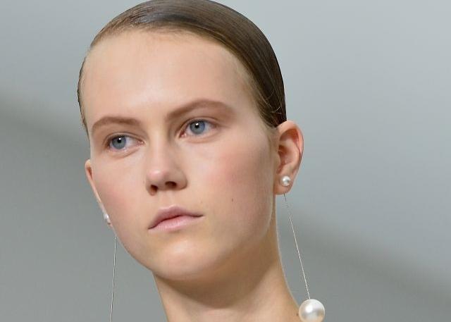 Eyebrows were perfectly shaped at Salvatore Ferragamo, but the natural look is pushed to extremes. Skin and lips are bright, almost disheveled. Hair is strict, in opposition to the makeup. (AFP) Eyebrows were perfectly shaped at Salvatore Ferragamo, but the natural look is pushed to extremes. Skin and lips are bright, almost disheveled. Hair is strict, in opposition to the makeup. (AFP)