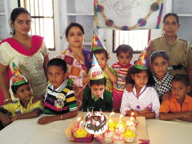 Children taking part in birthday celebrations at the women’s jail in Ludhiana on Tuesday. (HT PHOTO) Children taking part in birthday celebrations at the women’s jail in Ludhiana on Tuesday. (HT PHOTO)