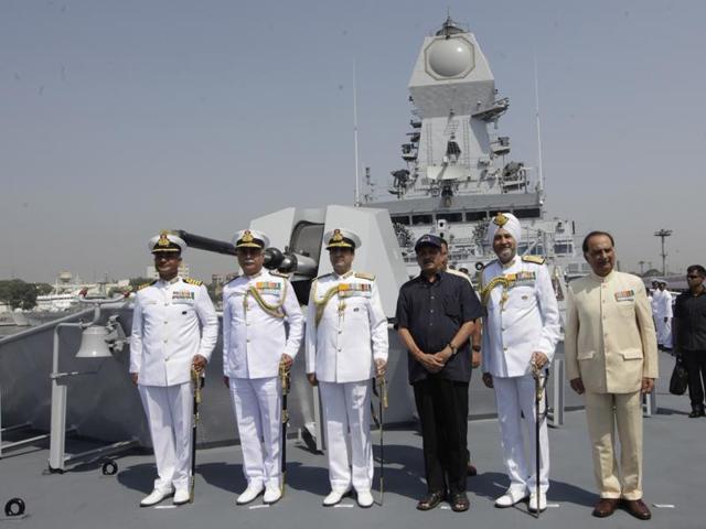 Union defence minister Manohar Parrikar poses with members of the Indian Navy at the commissioning ceremony for INS Kochi at the Mumbai dockyard. (Kunal Patil/HT Photo)