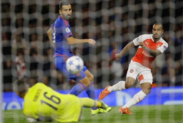 Arsenal's Theo Walcott, right, scores during the Champions League Group F match against FC Olympiacos at Emirates stadium in London, on September 29, 2015. (AP Photo) Arsenal's Theo Walcott, right, scores during the Champions League Group F match against FC Olympiacos at Emirates stadium in London, on September 29, 2015. (AP Photo)