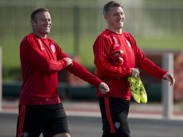Manchester United's Dutch manager Louis van Gaal, second from right, oversees a team training session (AFP Photo) Manchester United's Dutch manager Louis van Gaal, second from right, oversees a team training session (AFP Photo)