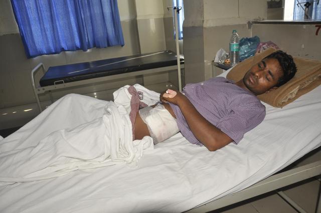 Rahul Yadav receiving treatment at a private hospital in Pilkhuwa (Hapur district). (Hindustan Times)