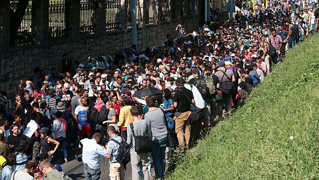 Hundreds of migrants walk after leaving the transit zone of the Budapest train station, walking towards the Austrian border. Austria’s interior minister says the country is considering closing the border in the face of the increasing number of migrants fleeing towards Germany. (AFP Photo) Hundreds of migrants walk after leaving the transit zone of the Budapest train station, walking towards the Austrian border. Austria’s interior minister says the country is considering closing the border in the face of the increasing number of migrants fleeing towards Germany. (AFP Photo)