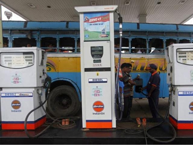 Diesel will cost Rs 44.95 per litre with effect from Wednesday midnight as against Rs 44.45 currently, Indian Oil Corp, the nation’s largest fuel retailer, said. (HT File Photo) Diesel will cost Rs 44.95 per litre with effect from Wednesday midnight as against Rs 44.45 currently, Indian Oil Corp, the nation’s largest fuel retailer, said. (HT File Photo)