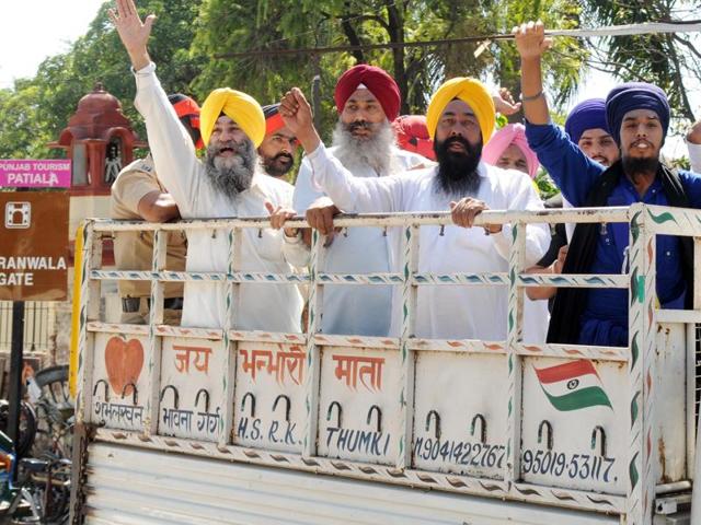 Police arrest protesting Sikhs as precautionary measure in Patiala on Wednesday. (Bharat Bhushan/HT )